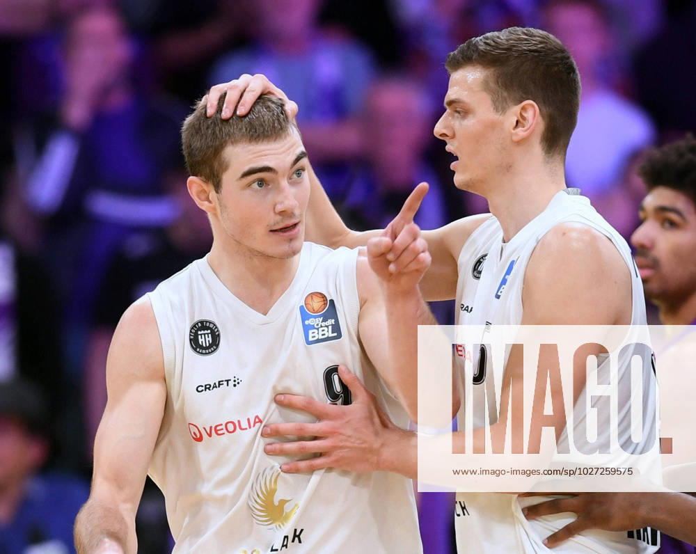 Cheers for Ziga Samar Hamburg Towers L and Christoph Philipps R , BG Goettingen Veolia Towers Hamburg, Basketball, Bundesliga, BBL, 04 04 2023, BG Goettingen Hamburg Towers, Basketball, Bundesliga, GER, BBL, 04 04 2023 Goettingen