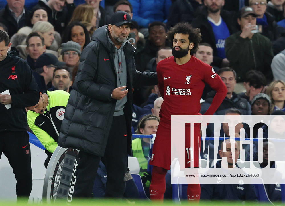 London, England, 4th April 2023. Jurgen Klopp, Manager of Liverpool talks with Mohamed Salah of Liverpool before is comes on as a substitute during the Premier League match at Stamford Bridge, London. Picture credit should read: Paul Terry Sportimage . SPI-2349-0034