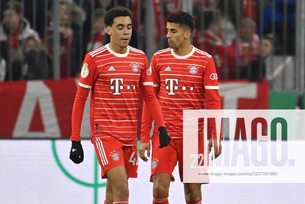 V li Jamal MUSIALA Bayern Muenchen , Joao CANCELO Bayern Muenchen , Disappointment,Frustration,Disappointed,Frustrated,Dejected,Action Football DFB Pokal Quarterfinal FC Bayern Muenchen SC Freiburg 1 2 am 04 04 2023, A L L I A N Z A R E N A DFL REGULATES PROHIBIT ANY USE OF PHOTOGRAPHS AS IMAGE SEQUENCES AND OR QUASI VIDEO