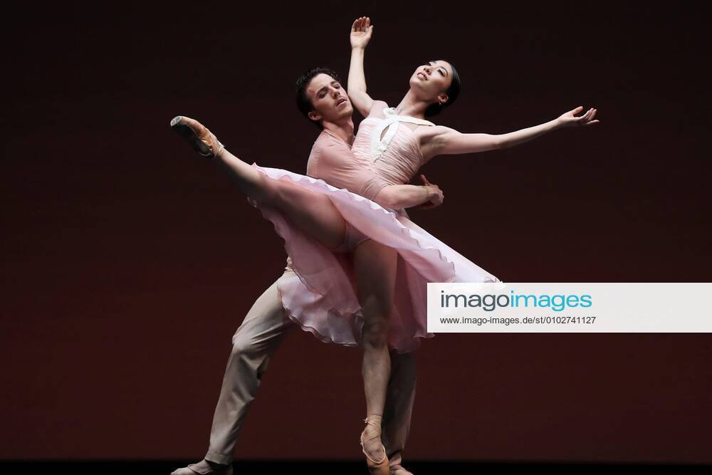 Bilder des Jahres 2020, Entertainment 07 Juli Entertainment Themen der Woche KW31 Dancers of the Spanish National Ballet Company s performs a special program to pay a tribute to paramedics involved in the sanitary fight against the ongoing COVID-19 crisis during the opening of the festival Veranos de la Villa in Madrid, Spain, 29 July 2020. The dance festival runs from 29 July to 30 August. Premiere of the Spanish National Ballet Company s show to pay a tribute to paramedics !ACHTUNG: NUR REDAKTIONELLE NUTZUNG!