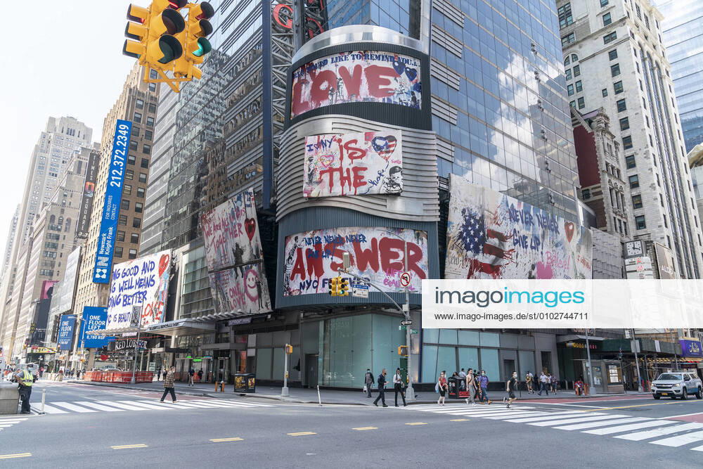 Bilder des Jahres 2020, Entertainment 07 Juli Mr. Brainwash art on billboards at Times Square Thierry Guetta aka Mr. Brainwash art seen on billboards on Ernst & Young headquarters on Times Square. These pieces of art depicts message of love to city of New York. The artist is a French-born and based in nowadays in Los Angeles. New York New York United States
