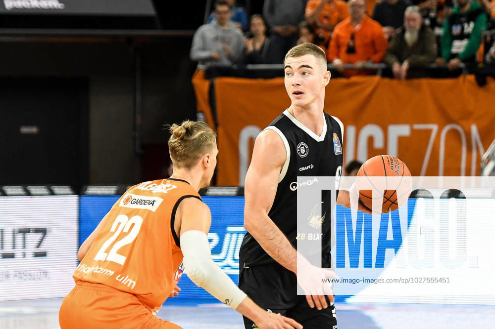 GER, BBL, ratiopharm Ulm vs Veolia Towers Hamburg 09 04 2023, ratiopharm arena, New Ulm, GER, BBL, ratiopharm Ulm vs Veolia Towers Hamburg, in picture Thomas Klepeisz Ulm, 22 , Ziga Samar Hamburg, 9 nordphotoxGmbHx xHafner nph00200