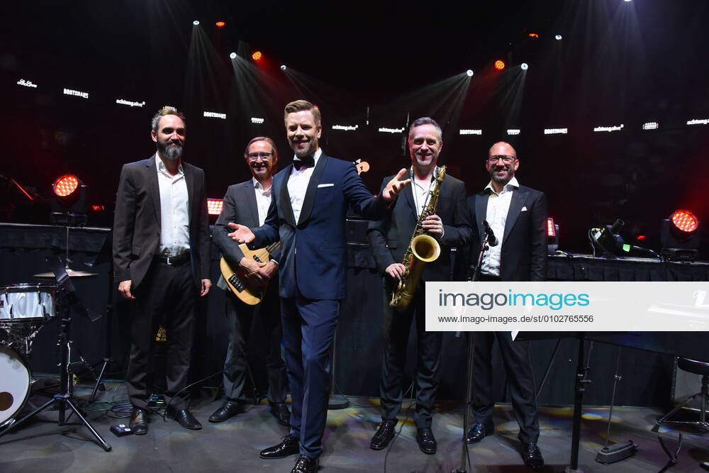 The musician and entertainer Tom Gaebel celebrates his 15th anniversary in 2020 and will play a Best of concert with his band in the context of Arena Now on 17 08 in his adopted home town Cologne