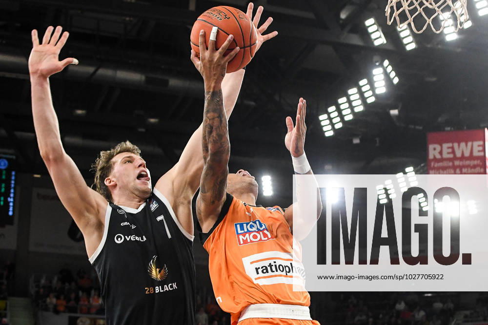 GER, BBL, ratiopharm Ulm vs Veolia Towers Hamburg 09 04 2023, ratiopharm arena, New Ulm, GER, BBL, ratiopharm Ulm vs Veolia Towers Hamburg, pictured Lukas Meisner Hamburg, 7 prevents a basket by Yago Mateus dos Santos Ulm, 2 nordphotoxGmbHx xHafner nph00200