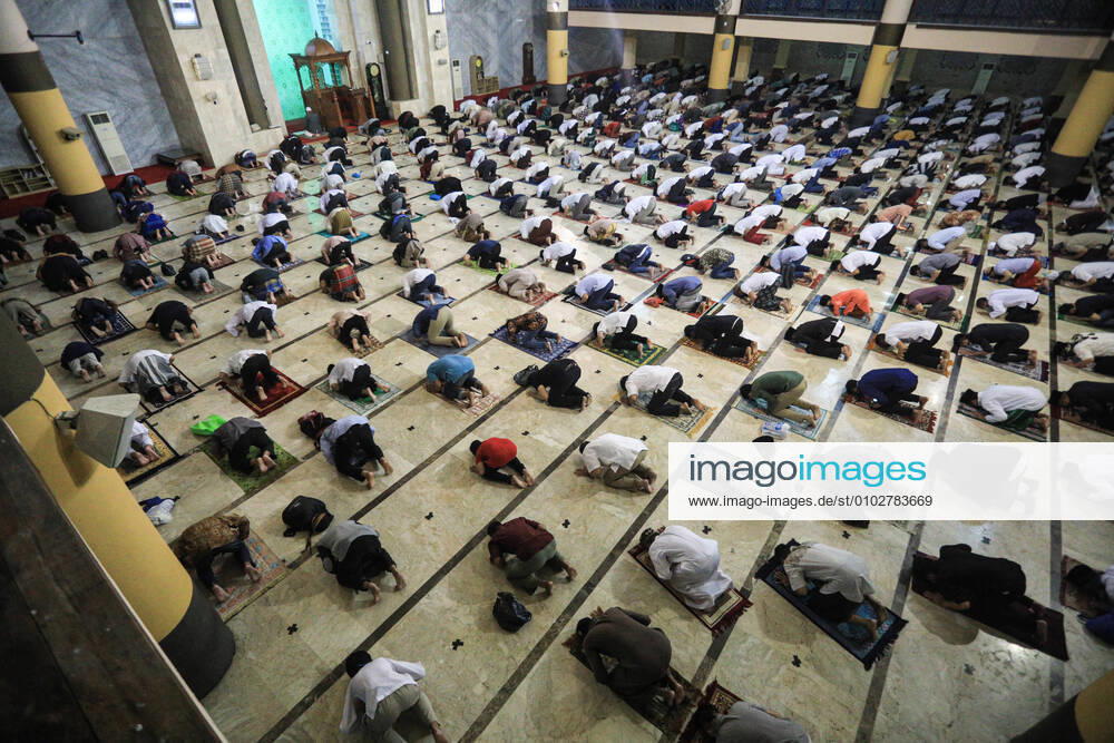 Muslims people perform Eid al-Adha prayer by applying health protocol to prevent the spread of Covid-19 in Masjid Raya Bandung, Bandung, West Java, Indonesia, July 31, 2020. The feast of Eid al-Adha 1441 Hijriah This time is different from the previous years because the Covid-19 virus pandemic still crashing around the world. Bandung Indonesia - ZUMAf147 20200731_zip_f147_004