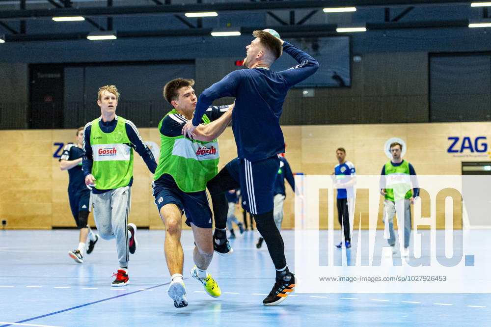 Renars Uscins TSV Hannover Burgdorf, No 10 Hannes Feise TSV Hannover Burgdorf, No 56 v l , team training TSV Hannover Burgdorf 30 03 2023, Sporthalle Vinnhorst Hannover, GER ,