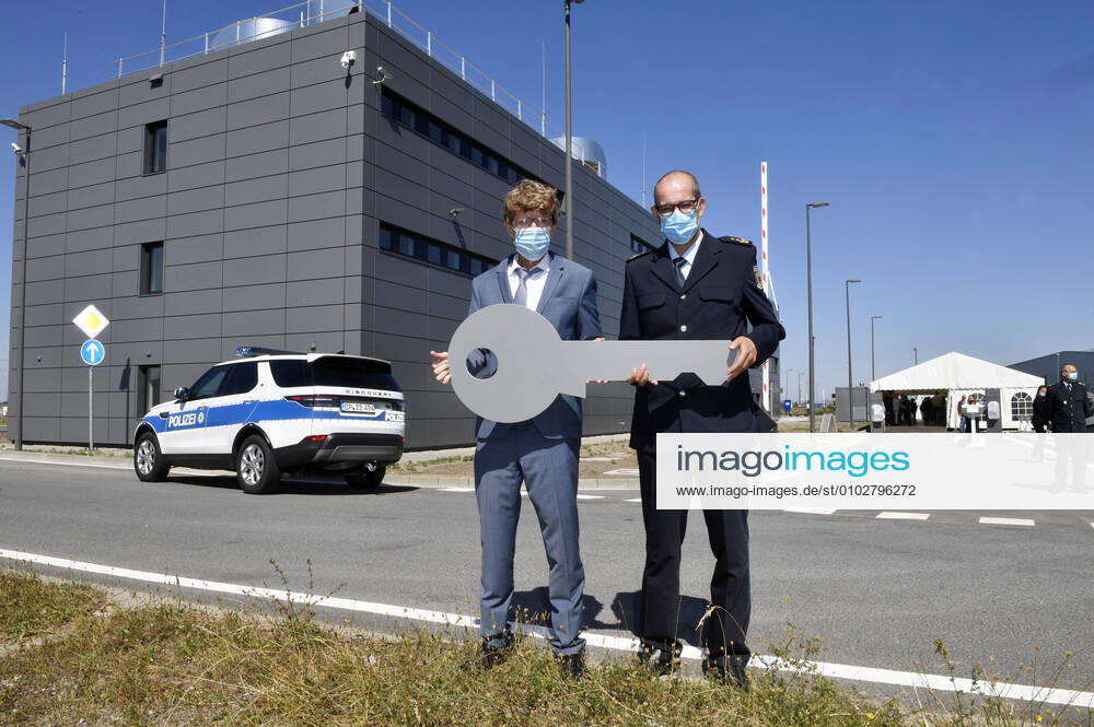 Engelbert Lütke Daldrup, CEO of Flughafen Berlin Brandenburg GmbH, and Karl Heinz Weidner, President of the Federal Police Headquarters Berlin, at a photo session to mark the completion of the Federal Police building at Berlin Brandenburg Airport Schönefeld, 31 07 2020 Foto:xF.xFuturexImage
