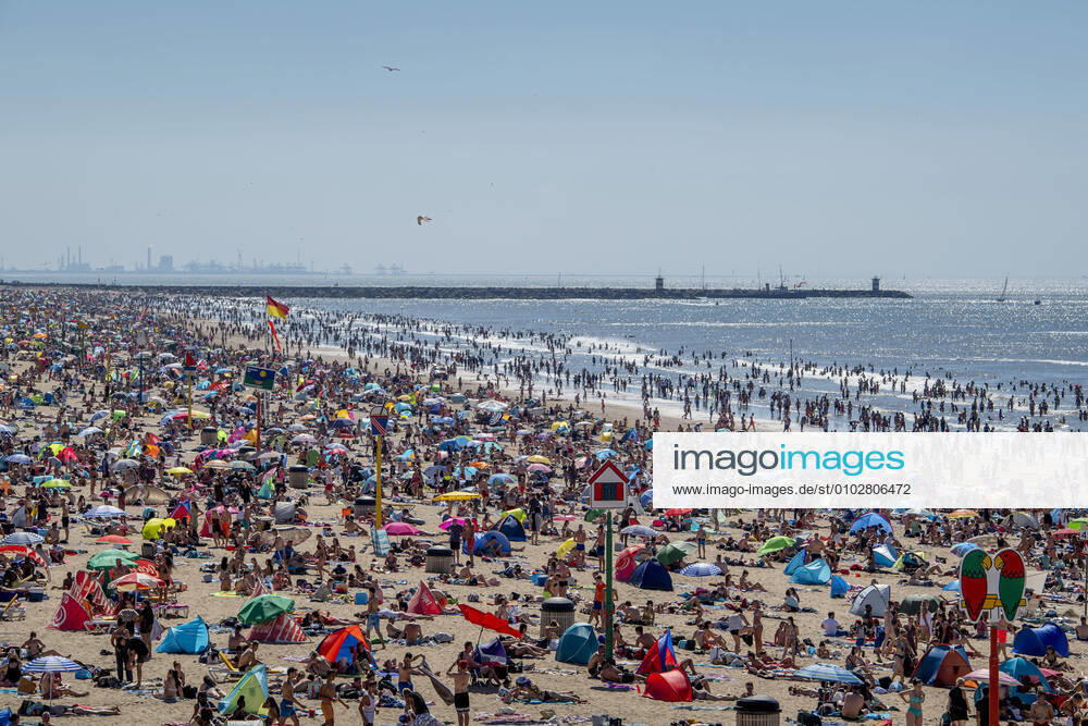 Crowds of people enjoy the sun and the warm weather during the heat wave at a beach. Scheveningen Netherlands - ZUMAs197 20200731_zaa_s197_064