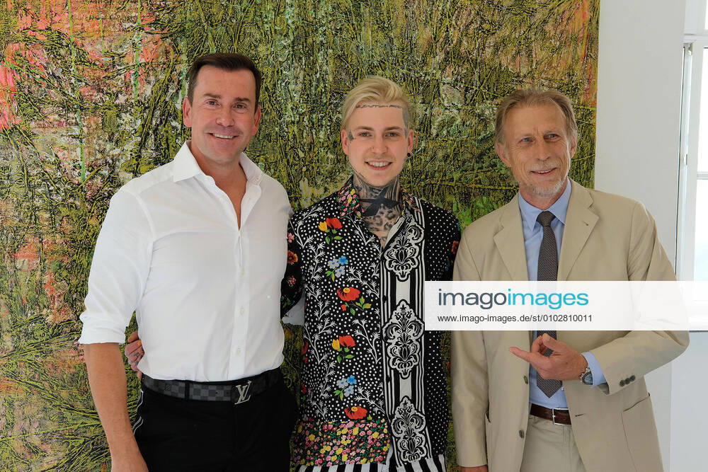 Alexander Höller with his father Jürgen Höller and soccer coach Christoph Daum at his exhibition opening Höller Sturm on 31 07 2020 in the gallery Martina Kaiser in Cologne Exhibition opening of art shooting star Alexander Höller in Cologne