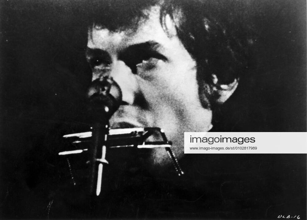 DONT LOOK BACK US 1967 BOB DYLAN Date: 1967. Strictly editorial use only in conjunction with the promotion of the film. Credit line mandatory. This image is copyright of the film company and is supplied under the terms of issue as film still. No commercial or book cover use permitted without prior consent from the film company. Mandatory credit line: Image courtesy Ronald Grant Archive Mary Evans