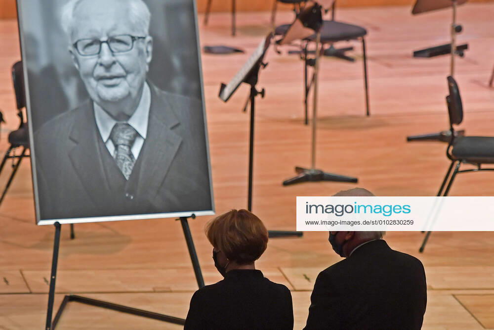 German President Frank Walter STEINMEIER and his wife Elke BUEDENBENDER are standing in front of a portrait photo of the deceased at a funeral service for the deceased Munich Alt OB and honorary citizen Dr Hans Jochen Vogel SPD on 03 08 2020 in the Philharmonic Hall at the Gasteig in Munich,