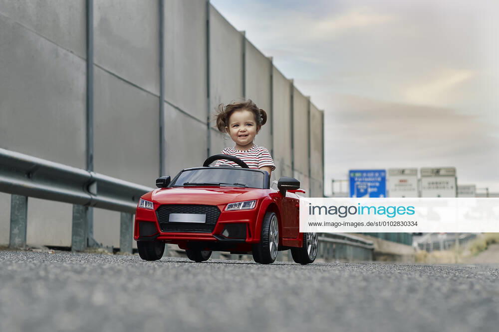 A girl riding a toy car Valladolid, CL, Spain CR_AIZCWA200702-438850-01 ,model released, Symbolfoto