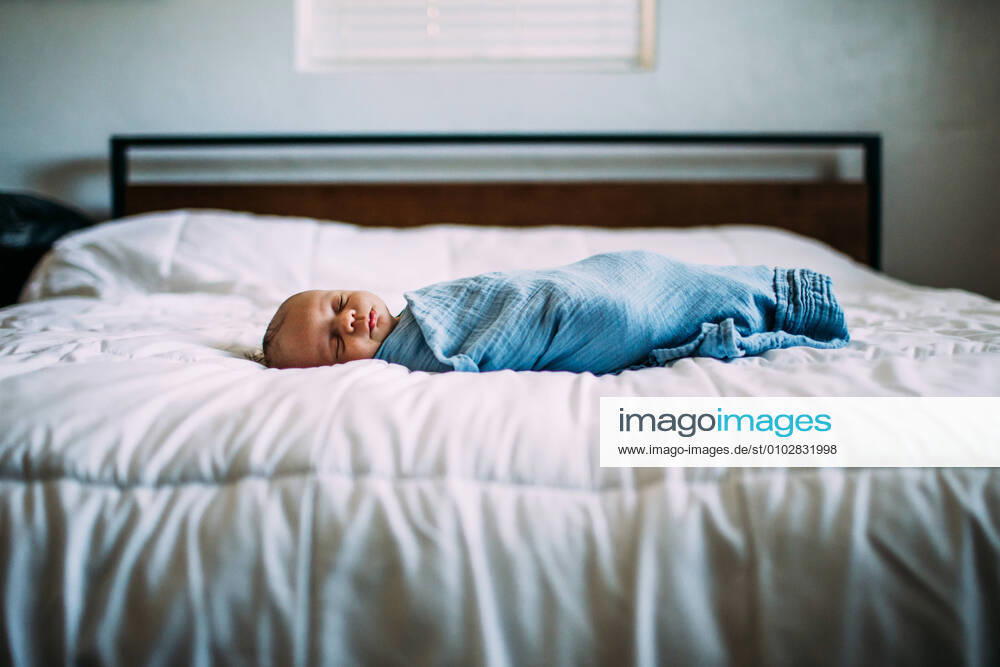 IMAGO Creative: Ruhe im Chaos center portrait of newborn sleeping on bed Tucson, AZ, United States CR_JEMI200630A-392043-01 ,model released, Symbolfoto