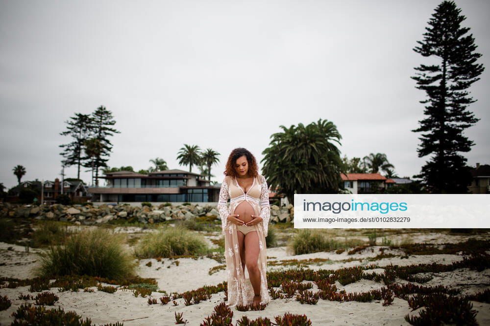 Young Pregnant Woman Posing on Beach Coronado, CA, United States CR_JIDE200722-442345-01 ,model released, Symbolfoto