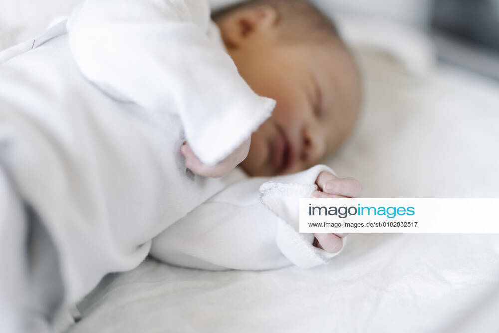 Newborn baby sleeping on bed Barcelona, CT, Spain CR_KTUU200724C-453374-01 ,model released, Symbolfoto