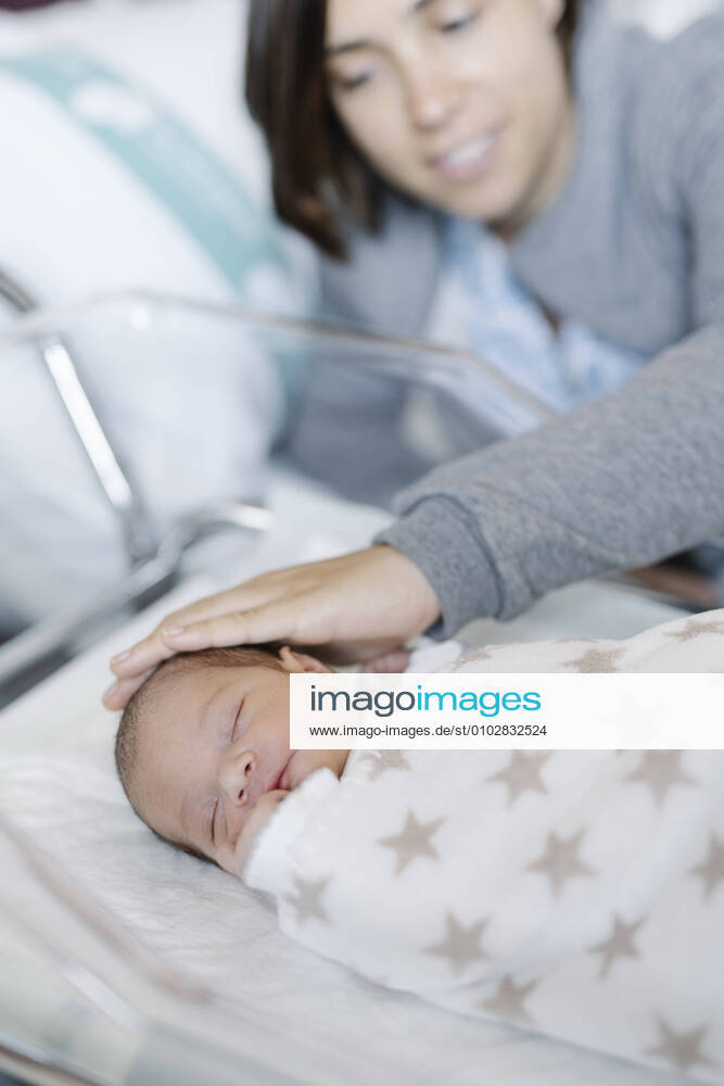 Woman with sleeping newborn baby in hospital Barcelona, CT, Spain CR_KTUU200724C-453381-01 ,model released, Symbolfoto