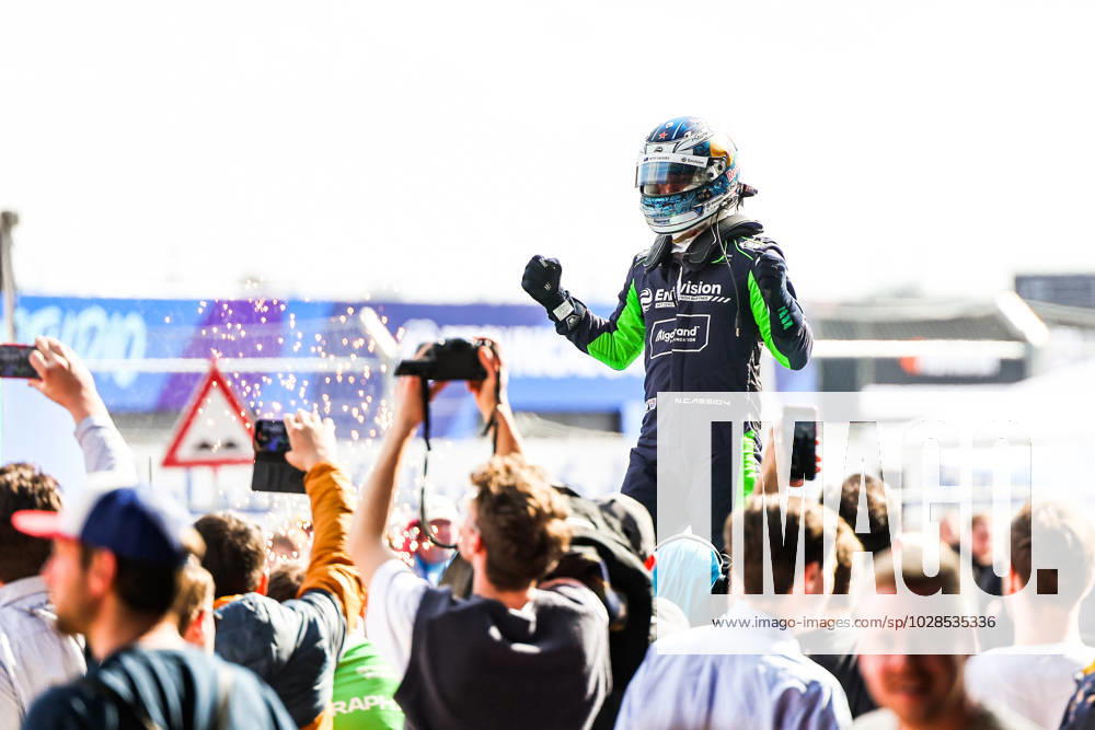 CASSIDY Nick (nzl), Envision Racing, Spark-Jaguar, Jaguar I - Time 6, portrait celebrating victory during the 2023 Berlin ePrix, 6th meeting of the 2022-23 ABB FIA Formula E World Championship, WM, Weltmeisterschaft on the Tempelhof Airport Street Circuit from April 21 to 23, 2023 in Berlin, Germany - AUTO - 2023 FORMULA E BERLIN ePRIX DPPI Panoramic 20230423_G0OD9211