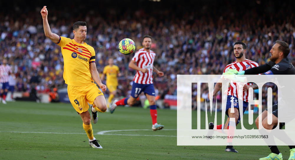 Barcelona Spain 23.04.2023 Robert Lewandowski FC Barcelona, Barca and Jan Oblak (Atletico Madrid) battle for the ball during the La Liga Santander between FC Barcelona and Atletico Madrid at Camp Nou on 23 April 2023 in Barcelona. Sabadell Spain - ZUMAu50_ 20230423_zsp_u50_065