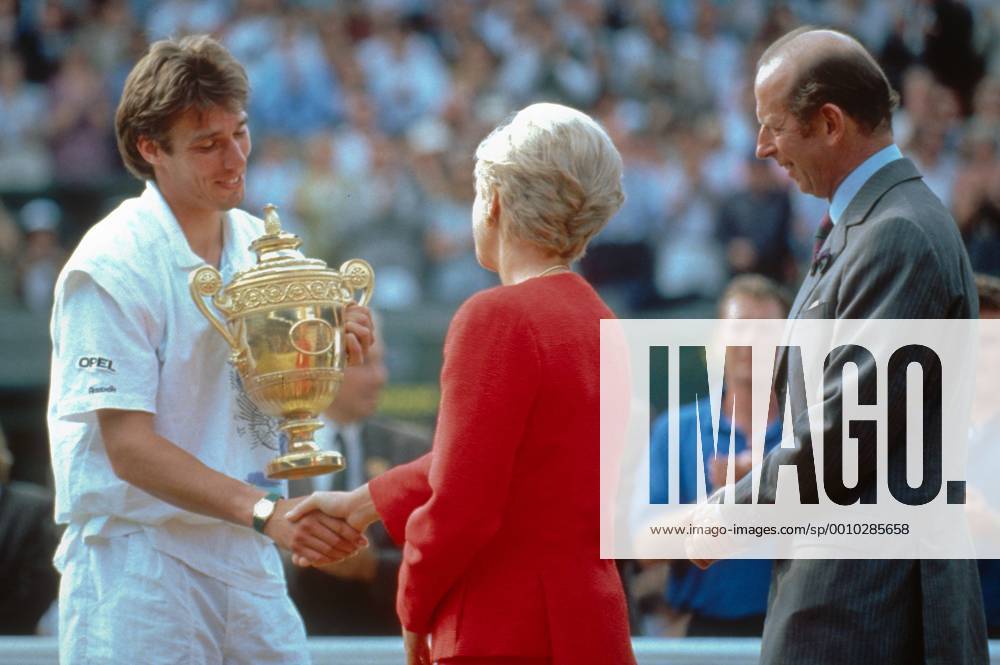TENNIS WIMBLEDON 1991, FINALE HERREN, 07.07.1991, WIMBLEDON - Michael STICH (GER) erhält den Pokal von Katharine Herzogin von Kent und Prince Edward, Herzog von Kent
