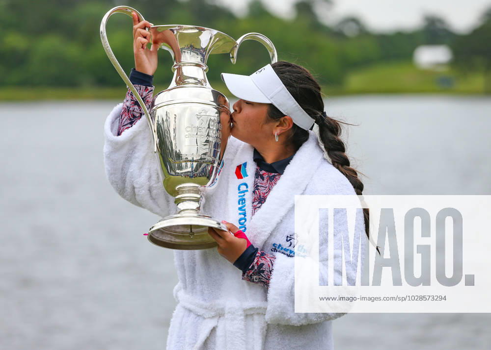 THE WOODLANDS, TX - APRIL 23: Lilia Yu (USA) kisses the winners trophy during the final round of the LPGA, Golf Damen Chevron Championship on April 23, 2023 at The Club at Carlton Woods in The Woodlands, Texas. (Photo by Leslie Plaza Johnson Icon Sportswire) GOLF: APR 23 LPGA The Chevron Championship Icon230423004