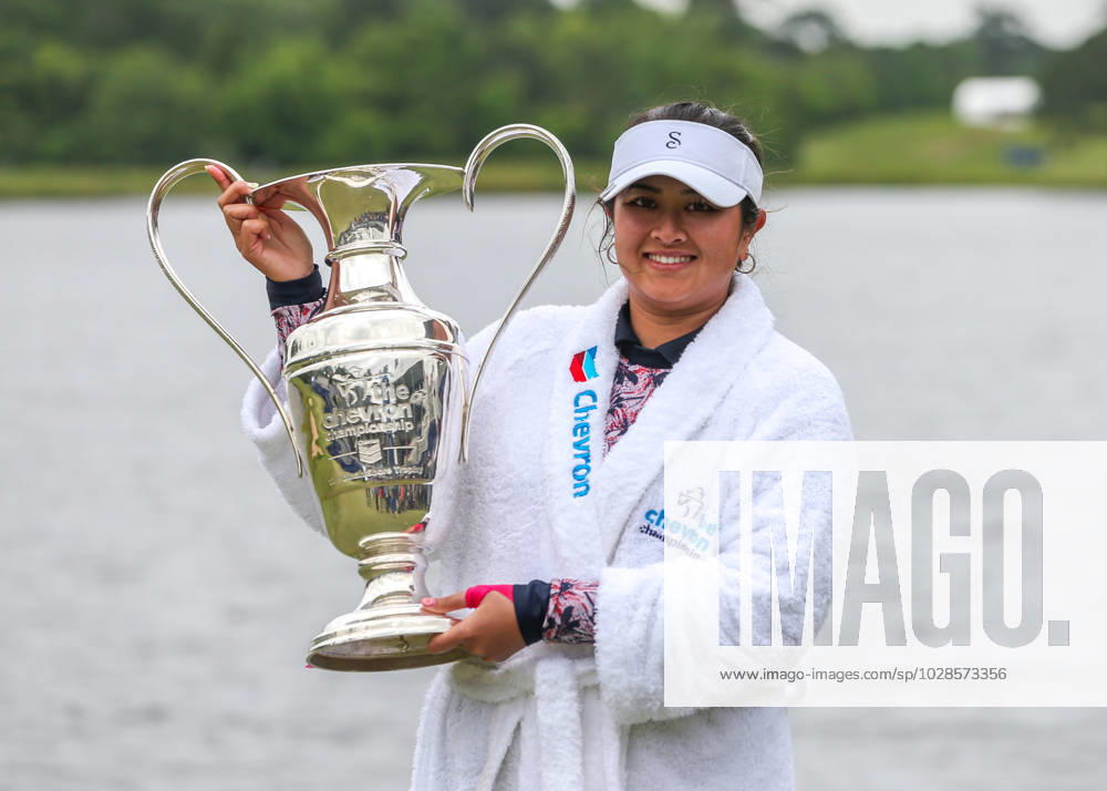 THE WOODLANDS, TX - APRIL 23: Lilia Yu (USA) holds up the winners trophy during the final round of the LPGA, Golf Damen Chevron Championship on April 23, 2023 at The Club at Carlton Woods in The Woodlands, Texas. (Photo by Leslie Plaza Johnson Icon Sportswire) GOLF: APR 23 LPGA The Chevron Championship Icon230423005