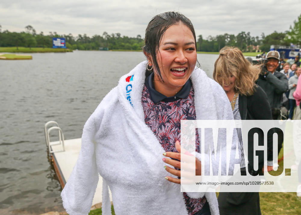 THE WOODLANDS, TX - APRIL 23: Lilia Yu (USA) is wrapped in a robe after jumping in the water during the final round of the LPGA, Golf Damen Chevron Championship on April 23, 2023 at The Club at Carlton Woods in The Woodlands, Texas. (Photo by Leslie Plaza Johnson Icon Sportswire) GOLF: APR 23 LPGA The Chevron Championship Icon230423009