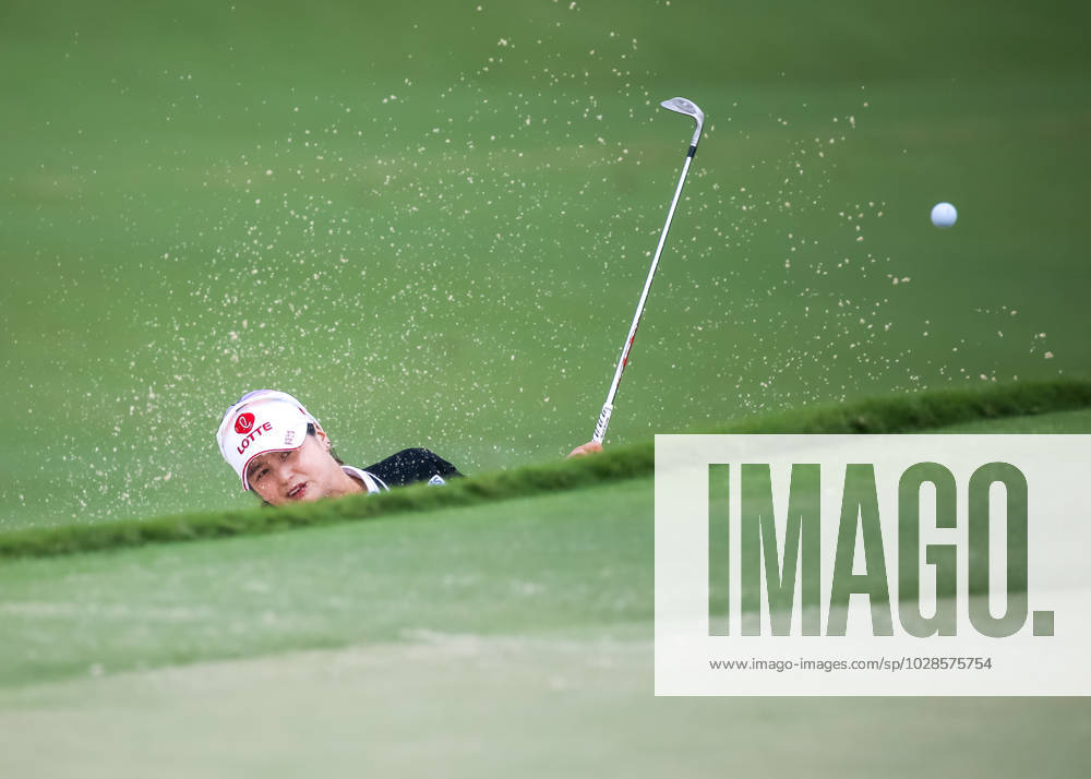 THE WOODLANDS, TX - APRIL 23: Hye-Jin Choi (KOR) watches her shot out of the bunker on 2 during the final round of the LPGA, Golf Damen Chevron Championship on April 23, 2023 at The Club at Carlton Woods in The Woodlands, Texas. (Photo by Leslie Plaza Johnson Icon Sportswire) GOLF: APR 23 LPGA The Chevron Championship Icon230423065
