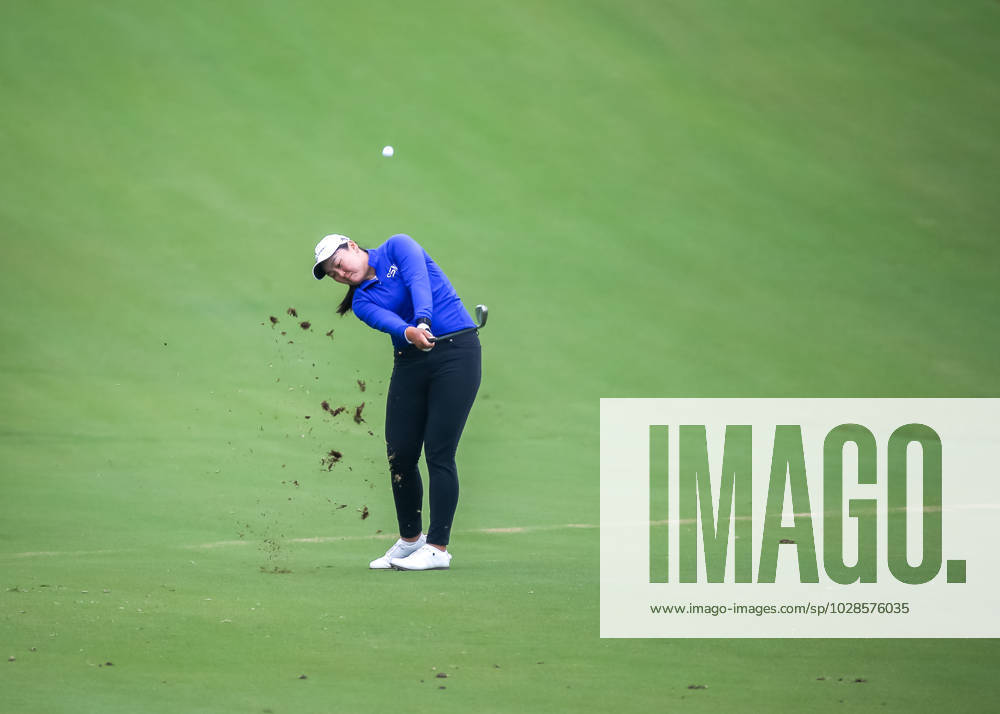 THE WOODLANDS, TX - APRIL 23: Allison Corpuz (USA) hits her approach shot on 2 during the final round of the LPGA, Golf Damen Chevron Championship on April 23, 2023 at The Club at Carlton Woods in The Woodlands, Texas. (Photo by Leslie Plaza Johnson Icon Sportswire) GOLF: APR 23 LPGA The Chevron Championship Icon230423076
