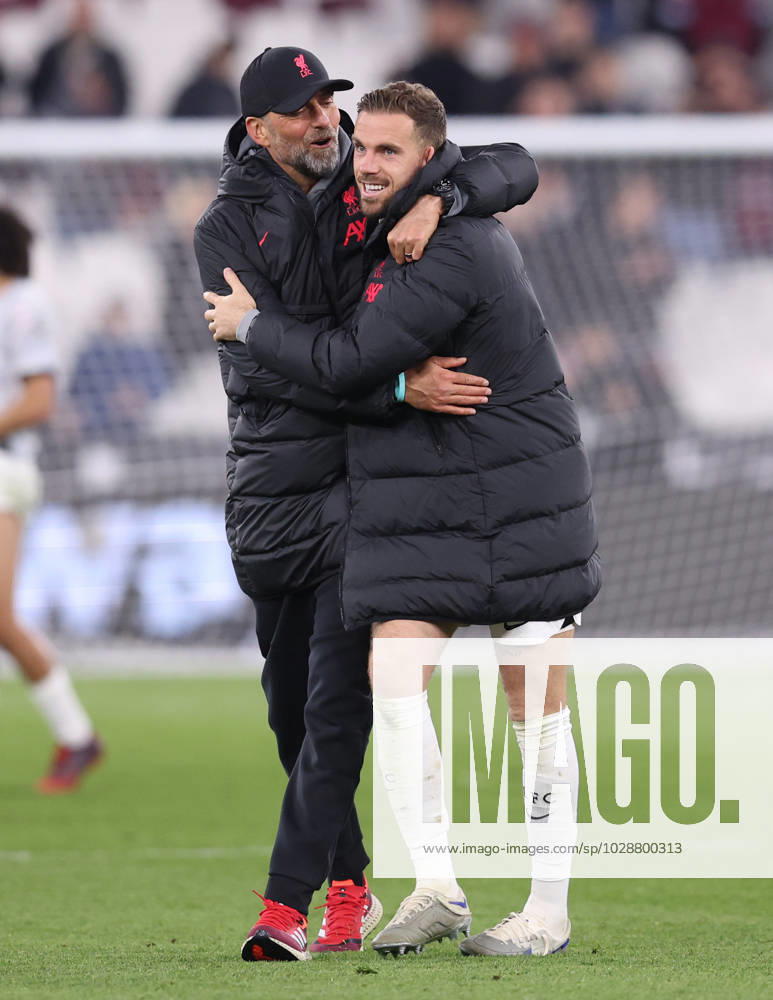 London, England, 26th April 2023. Jurgen Klopp, Manager of Liverpool and Jordan Henderson of Liverpool hug after the Premier League match at the London Stadium, London. Picture credit should read: Paul Terry Sportimage . SPI-2394-0023