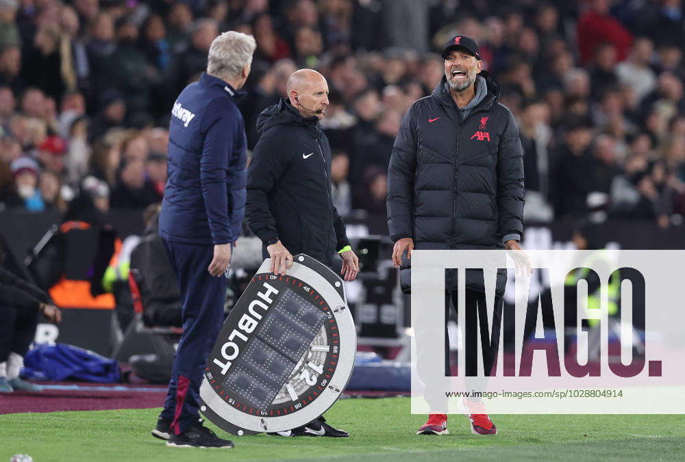 London, England, 26th April 2023. Jurgen Klopp, Manager of Liverpool and David Moyes, Manager of West Ham United exchange words during the Premier League match at the London Stadium, London. Picture credit should read: Paul Terry Sportimage . SPI-2394-0043