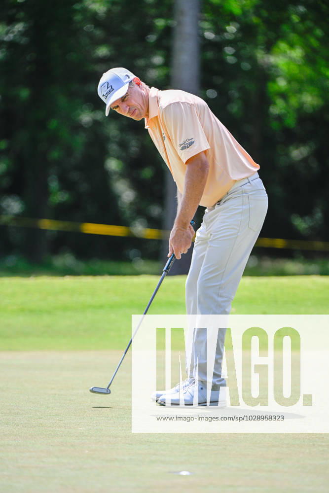 THE WOODLANDS, TX - APRIL 28: Steve Alker sinks his birdie putt on 10 during Rd1 of the Insperity Invitational at The Woodlands Country Club Tournament Course on April 28, 2023 in The Woodlands, Texas. (Photo by Ken Murray Icon Sportswire) GOLF: APR 28 PGA, Golf Herren Tour Champions Insperity Invitational Icon230428023
