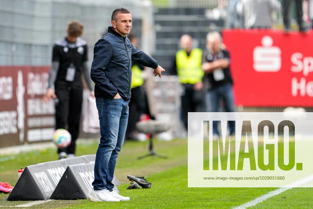 Mersad Selimbegovic coach, head coach, Regensburg , gives instructions, gestures, gesturing with arms, cutout, full body, single image, single photo, action, action, 30 04 2023, Sandhausen Germany , football, 2 Bundesliga, SV Sandhausen SSV Jahn Regensburg, DFB DFL REGULATIONS PROHIBIT ANY USE OF PHOTOGRAPHS AS IMAGE SEQUENCES AND OR QUASI VIDEO