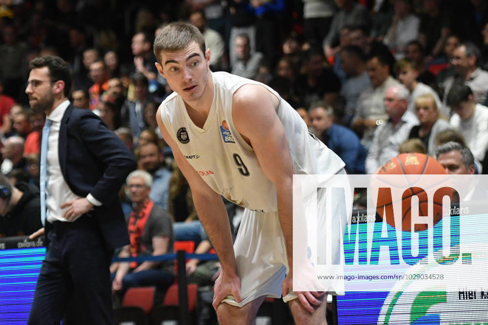 Ziga Samar Veolia Towers Hamburg re and Benka Barloschky coach, Head Coach, Veolia Towers Hamburg li GER, NINERS Chemnitz vs Veolia Towers Hamburg, Basketball, Bundesliga, easycredit BBL, 32 Spieltag, Saison 2022 2023, 29 04 2023 DFB DFL REGULATES PROHIBIT ANY USE OF PHOTOGRAPHS AS IMAGE SEQUENCES AND OR QUASI VIDEO GER, NINERS Chemnitz vs Veolia Towers Hamburg, Basketball, Bundesliga, easycredit BBL, 32 Matchday, Season 2022 2023, 29 04 2023 Chemnitz