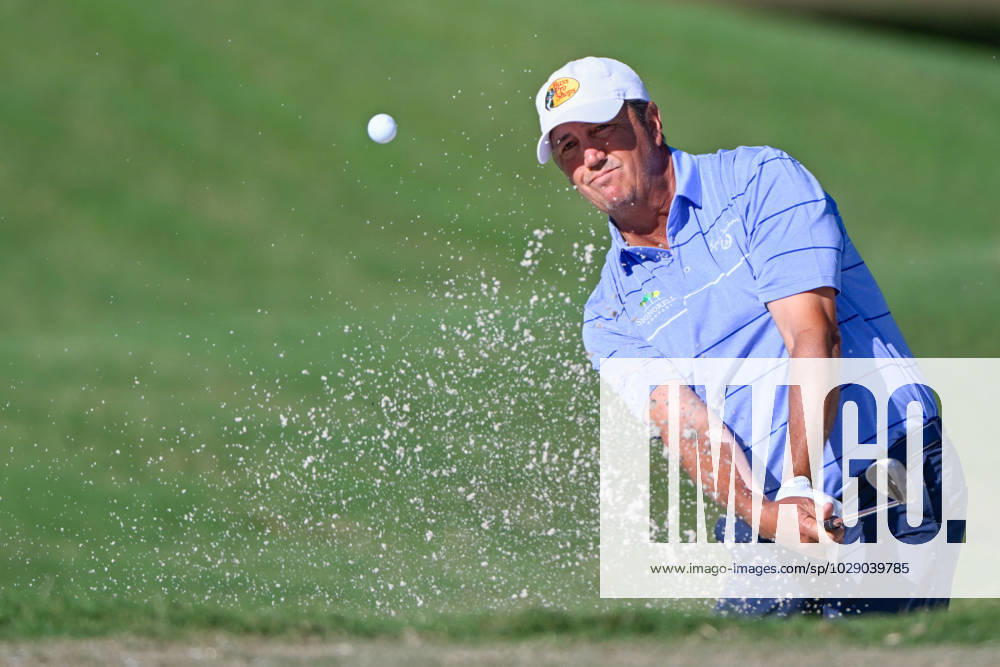 THE WOODLANDS, TX - APRIL 30: Shane Bertsch hits from the trap on 1 during Rd3 of the Insperity Invitational at The Woodlands Country Club Tournament Course on April 30, 2023 in The Woodlands, Texas. (Photo by Ken Murray Icon Sportswire) GOLF: APR 30 PGA, Golf Herren Tour Champions Insperity Invitational Icon230430005