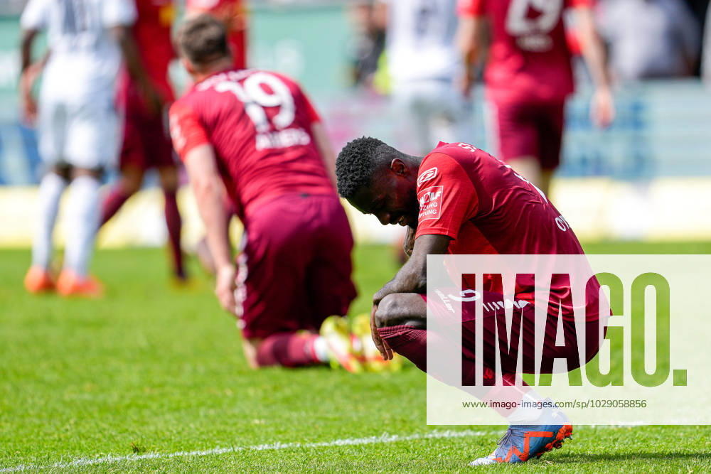 V li Andreas Albers Regensburg, 19 , Prince Osei Owusu Regensburg, 9 , player from SSV Jahn Regensburg, looking disappointed, disappointment, frustration, disappointed, pessimistic, action, action, match scene, 30 04 2023, Sandhausen Germany , Football, 2 Bundesliga, SV Sandhausen SSV Jahn Regensburg, 30 04 2023, Sandhausen Germany , Football, 2 Bundesliga, SV Sandhausen SSV Jahn Regensburg, DFB DFL REGULATES PROHIBIT ANY USE OF PHOTOGRAPHS AS IMAGE SEQUENCES AND OR QUASI VIDEO