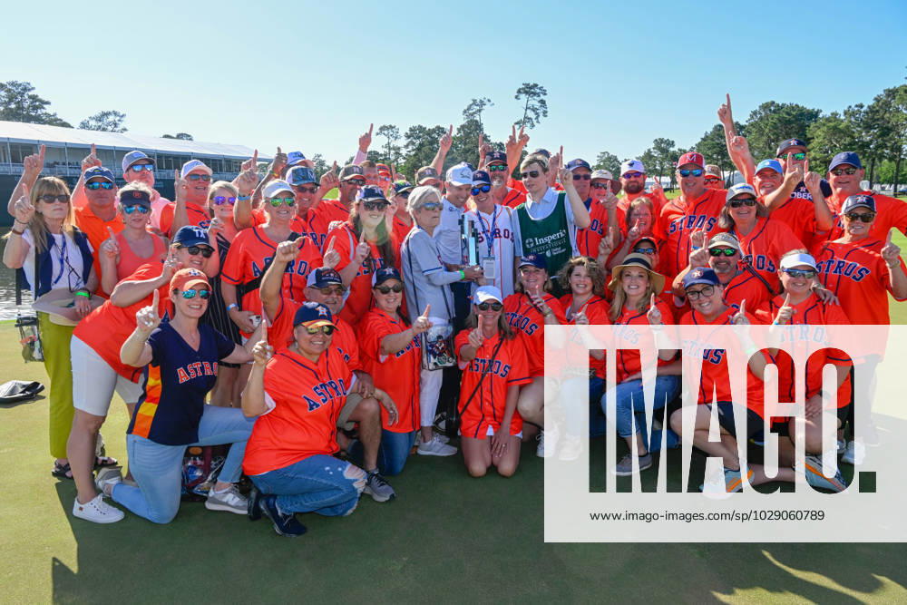 THE WOODLANDS, TX - APRIL 30: Steve Alker with his best fans showing support for his caddie who had recently passed after winning the Insperity Invitational at The Woodlands Country Club Tournament Course on April 30, 2023 in The Woodlands, Texas. (Photo by Ken Murray Icon Sportswire) GOLF: APR 30 PGA, Golf Herren Tour Champions Insperity Invitational Icon230430089