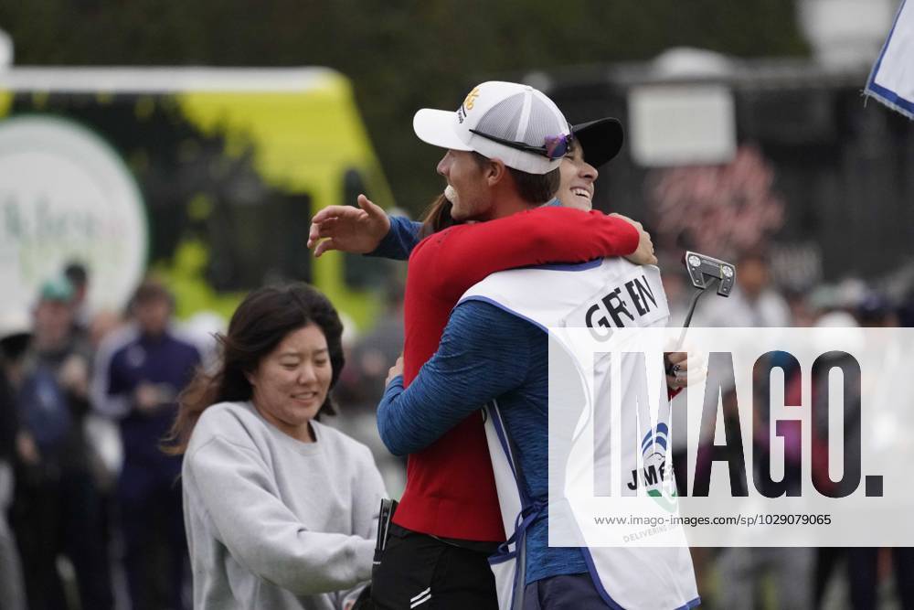 LPGA, Golf Damen - Hannah Green, pro golfer from Perth, Australia, won the Ladies Professional Golf Association, JM Eagle LA Championship 2023, The Wilshire Country Club, Los Angeles, CA, USA, April 30, 2023. Tied with two other players at the end of four rounds of play, Green won two sudden death playoff holes to capture the title and a $450,000 pay day. Green hugs her caddy as a friend prepares to spray her with champagne. - ZUMAmt3_ 20230430_zaf_mt3_004