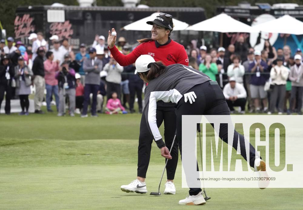 LPGA, Golf Damen - Hannah Green, pro golfer from Perth, Australia, won the Ladies Professional Golf Association, JM Eagle LA Championship 2023, The Wilshire Country Club, Los Angeles, CA, USA, April 30, 2023. Tied with two other players at the end of four rounds of play, Green won two sudden death playoff holes to capture the title and a $450,000 pay day. Here Green waves to the crowd after sinking the winning putt, with runner up Lin Xiyu, from Guangzhou, China, next to her. - ZUMAmt3_ 20230430_zaf_mt3_010