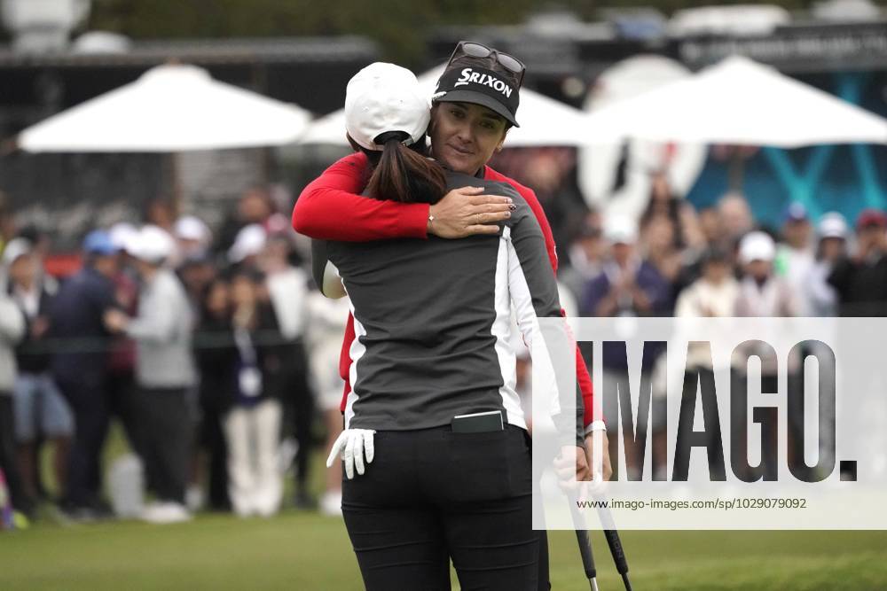 LPGA, Golf Damen - Hannah Green, pro golfer from Perth, Australia, won the Ladies Professional Golf Association, JM Eagle LA Championship 2023, The Wilshire Country Club, Los Angeles, CA, USA, April 30, 2023. Tied with two other players at the end of four rounds of play, Green won two sudden death playoff holes to capture the title and a $450,000 pay day. Green and second place winner Lin Xiyu, from Guangzhou, China, hug after Green sank the winning putt on the 18th. - ZUMAmt3_ 20230430_zaf_mt3_005