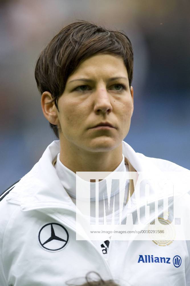 Linda BRESONIK (GER), Portraet, Porträt, Portrait, Hochformat, Qualifikation zur Fussball Frauen-Europameisterschaft 2013, Gruppe 2, Deutschland (GER) - Spanien (ESP) 5:0, am 31.03.2012 in Mannheim;