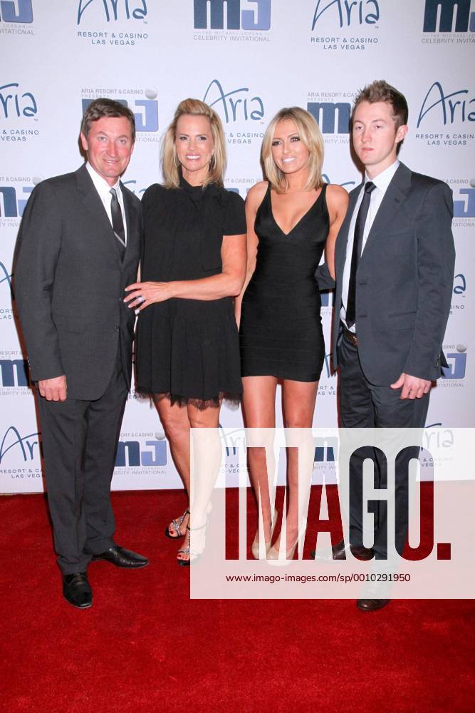 Wayne Gretzky mit seiner Ehefrau Janet Jones Gretzky und den Kindern Paulina Gretzky und Ty Gretzky bei der 11. M.Jordan Celebrity Invitational Gala am 30.3.2012 in Las Vegas 11. M. Jordan Celebrity Invitational Gala in Las Vegas, 2012