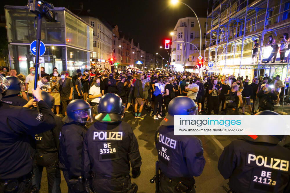 Fights between demonstrators and police the night before the evacuation of the Kiezkneipe Syndicate in Berlin Neukoelln on August 7, 2020 The evacuation is scheduled for 9 am. Evacuation of the Kiezkneipe Syndicate in Neukoelln