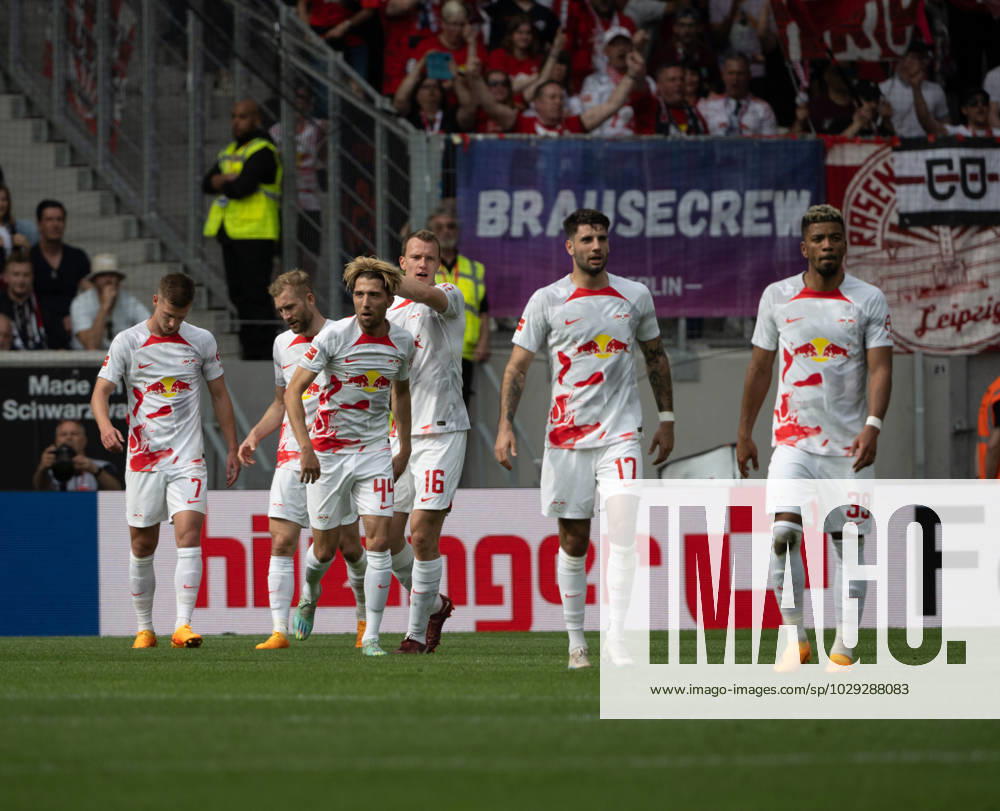 football 1 Bundesliga, SC Freiburg RB Leipzig, v l cheering in front of the fans after the 1 0 for Leipzig by Kampl 3 li Freiburg
