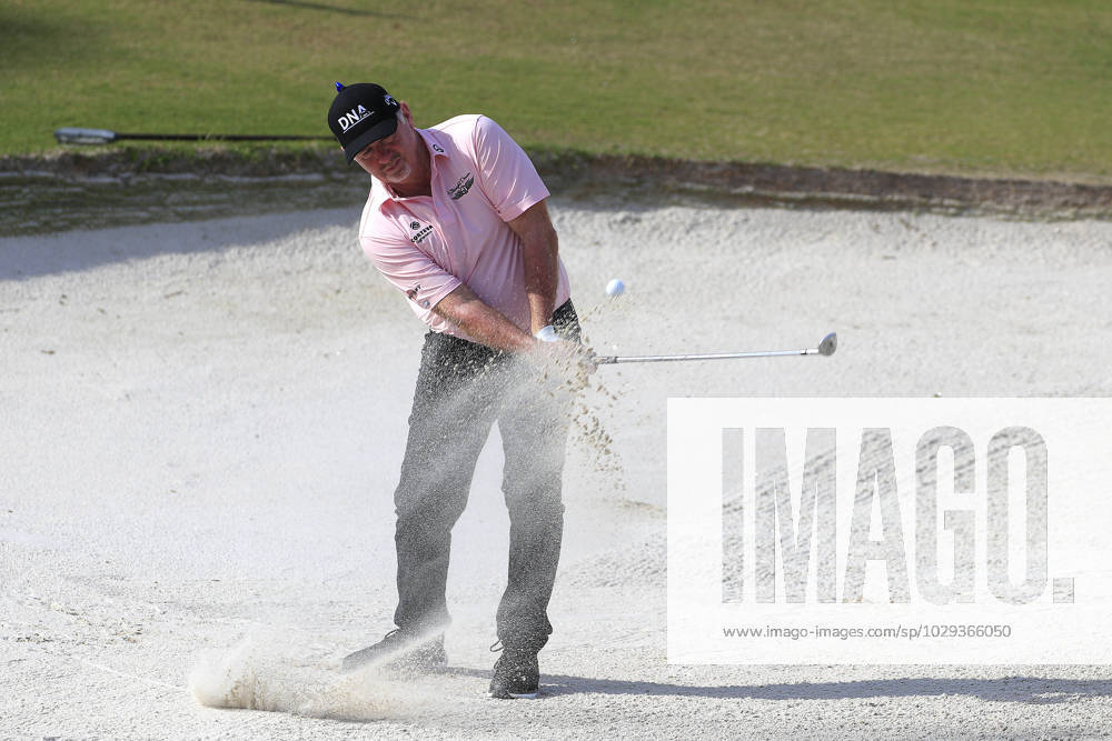 DULUTH, GA - MAY 07: Rod Pampling hits from the bunker on the 18th hole during the final round of the PGA, Golf Herren Tour Champions Mitsubishi Electric Classic on May 7, 2023 at TPC Sugarloaf in Duluth, Georgia. (Photo by David J. Griffin Icon Sportswire) GOLF: MAY 07 PGA Tour Champions Mitsubishi Electric Classic Icon9532305071007