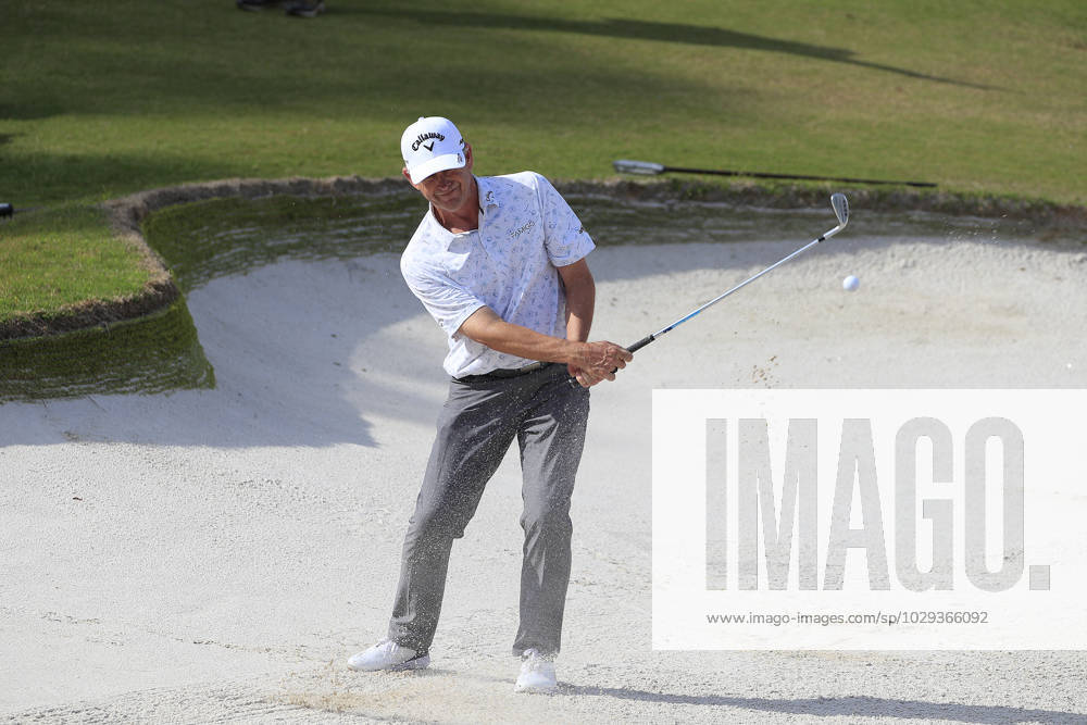 DULUTH, GA - MAY 07: Lee Janzen hits out of the bunker on the 18th hole during the final round of the PGA, Golf Herren Tour Champions Mitsubishi Electric Classic on May 7, 2023 at TPC Sugarloaf in Duluth, Georgia. (Photo by David J. Griffin Icon Sportswire) GOLF: MAY 07 PGA Tour Champions Mitsubishi Electric Classic Icon9532305071016