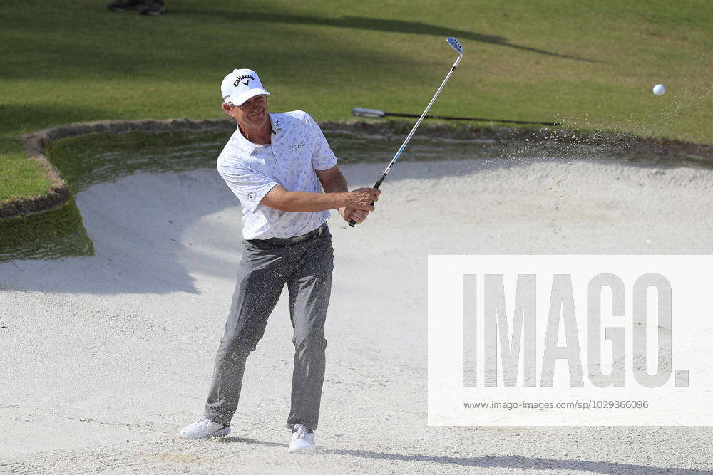 DULUTH, GA - MAY 07: Lee Janzen hits out of the bunker on the 18th hole during the final round of the PGA, Golf Herren Tour Champions Mitsubishi Electric Classic on May 7, 2023 at TPC Sugarloaf in Duluth, Georgia. (Photo by David J. Griffin Icon Sportswire) GOLF: MAY 07 PGA Tour Champions Mitsubishi Electric Classic Icon9532305071017