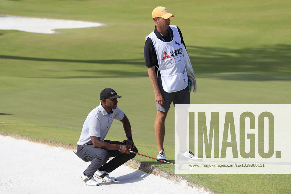 DULUTH, GA - MAY 07: Timothy O Neal and his caddie strategize the putt during the final round of the PGA, Golf Herren Tour Champions Mitsubishi Electric Classic on May 7, 2023 at TPC Sugarloaf in Duluth, Georgia. (Photo by David J. Griffin Icon Sportswire) GOLF: MAY 07 PGA Tour Champions Mitsubishi Electric Classic Icon9532305071019