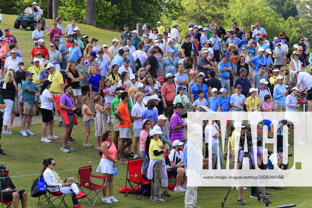 DULUTH, GA - MAY 07: The gallery watches the final pairings approach the 18th green during the final round of the PGA, Golf Herren Tour Champions Mitsubishi Electric Classic on May 7, 2023 at TPC Sugarloaf in Duluth, Georgia. (Photo by David J. Griffin Icon Sportswire) GOLF: MAY 07 PGA Tour Champions Mitsubishi Electric Classic Icon9532305071104