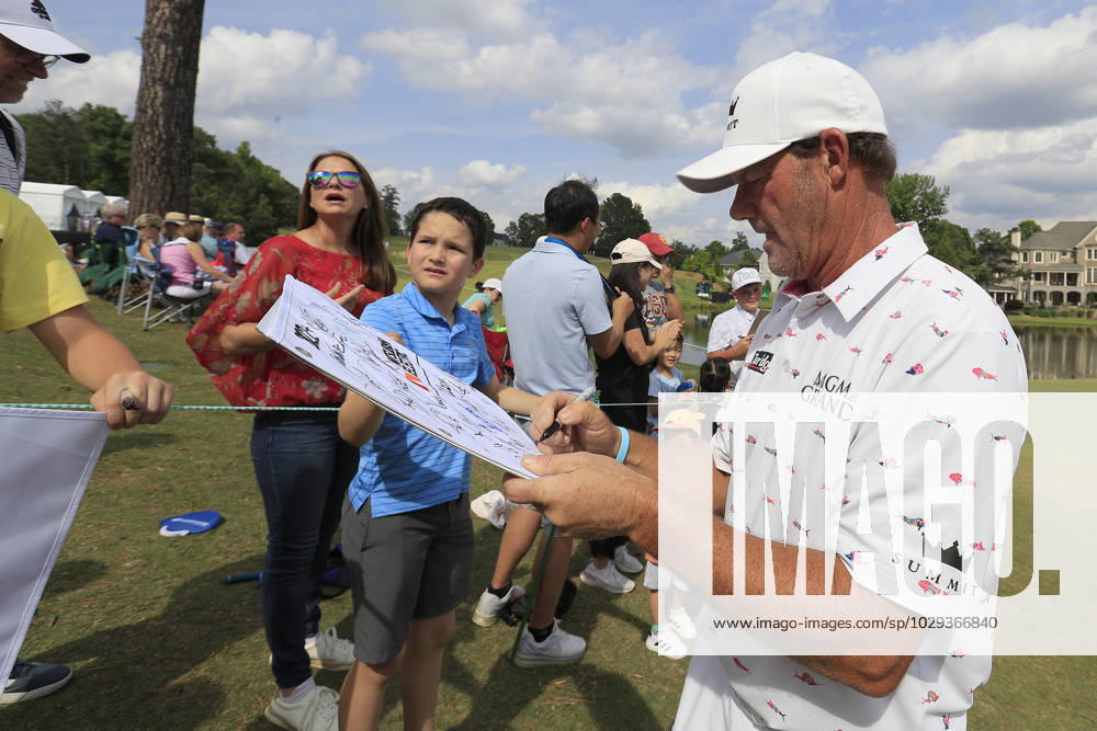 DULUTH, GA - MAY 07: Alexander Cejka signs autographs after the final round of the PGA, Golf Herren Tour Champions Mitsubishi Electric Classic on May 7, 2023 at TPC Sugarloaf in Duluth, Georgia. (Photo by David J. Griffin Icon Sportswire) GOLF: MAY 07 PGA Tour Champions Mitsubishi Electric Classic Icon9532305071114