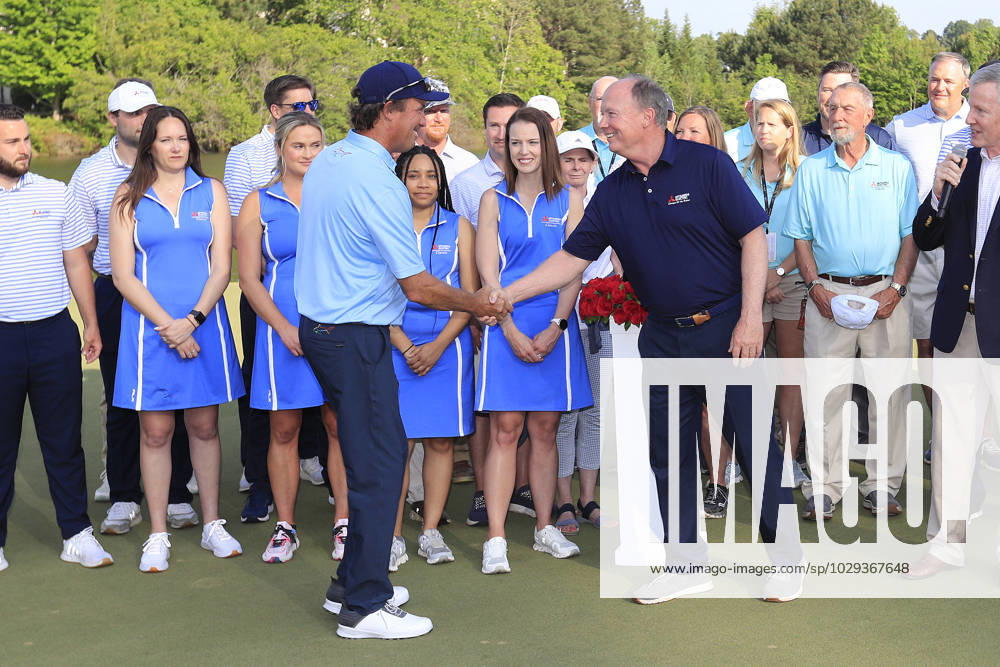 DULUTH, GA - MAY 07: Mike Corbo, President & CEO at Mitsubishi Electric US, Inc. shakes hands with Stephen Ames after he wins the PGA, Golf Herren Tour Champions Mitsubishi Electric Classic on May 7, 2023 at TPC Sugarloaf in Duluth, Georgia. (Photo by David J. Griffin Icon Sportswire) GOLF: MAY 07 PGA Tour Champions Mitsubishi Electric Classic Icon9532305071135